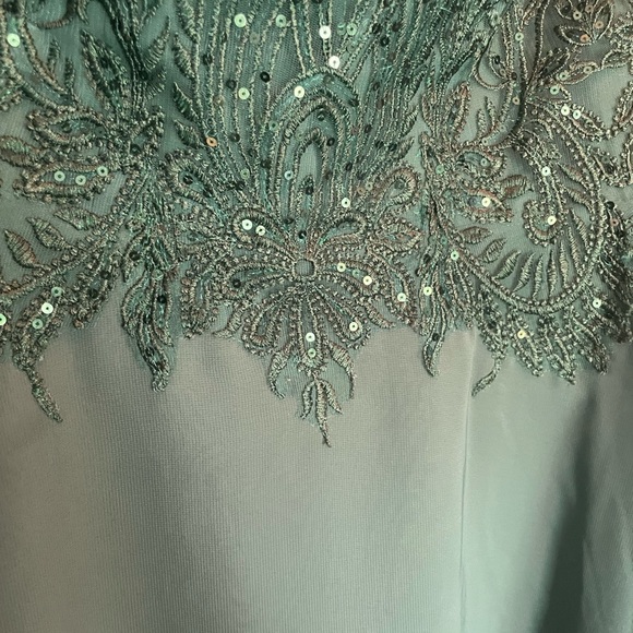 JJās House - Emerald Bridesmaidās Dress - Picture 8 of 14